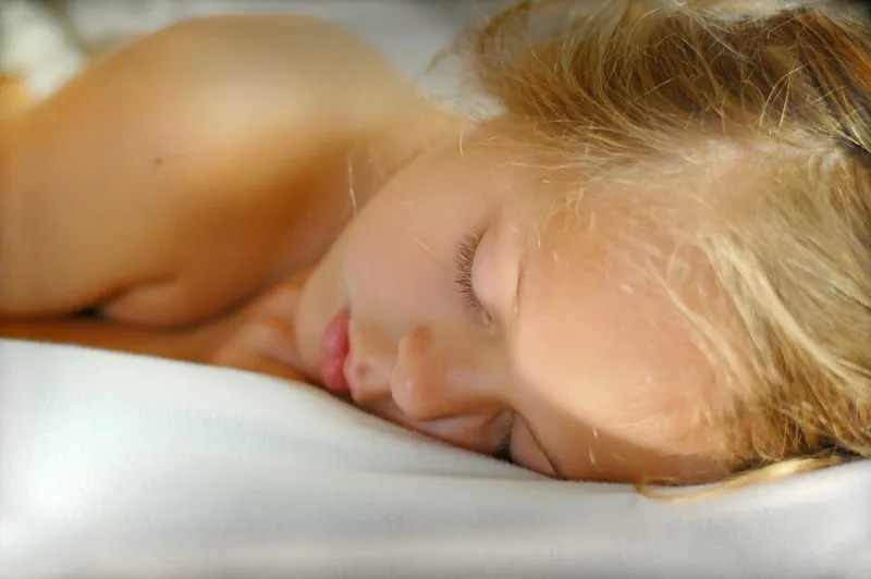 Why Your Sleeping Brain Stopped Solving Problems (And What Your Phone Has to Do With It)